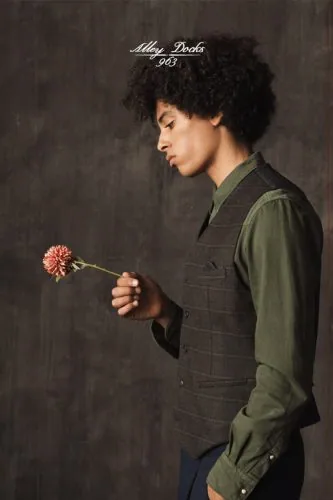 Modello con gilet verde e fiore in mano, campagna Alley Docks