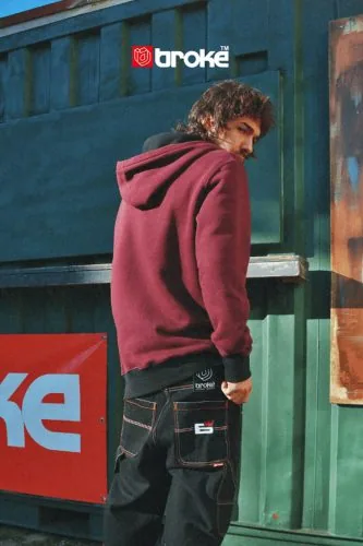 Ragazzo di spalle con felpa bordeaux, campagna Brokė, streetwear