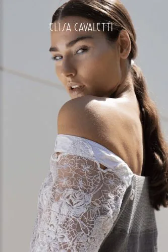 Donna di spalle con top in pizzo, campagna Elisa Cavaletti, moda
