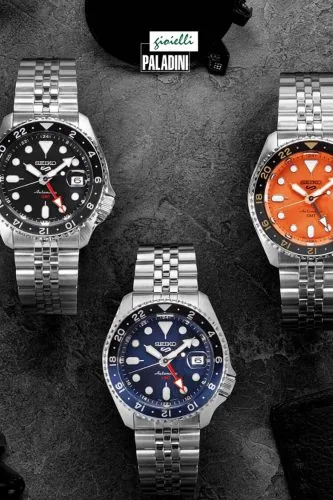 Tre orologi da polso in acciaio su fondo scuro, campagna Gioielli Paladini