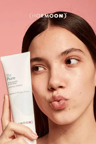 Ragazza con tubo di detergente viso, campagna Hormoon, skincare