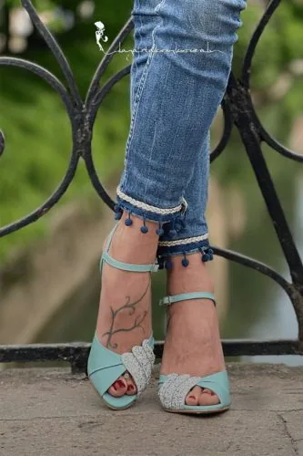 Sandali azzurri artigianali con jeans, campagna La Gatta con gli Stivali, calzature