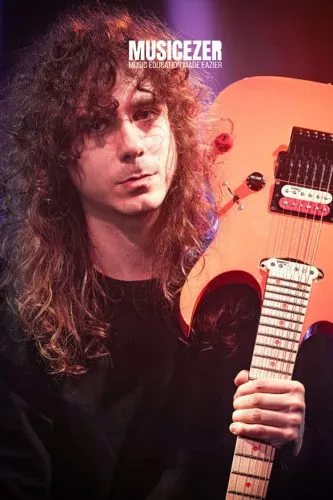 Chitarrista con chitarra elettrica, campagna Musicezer, corsi di musica online