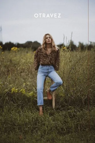 Modella in camicia leopardata e jeans in un prato, campagna Otravez, moda donna