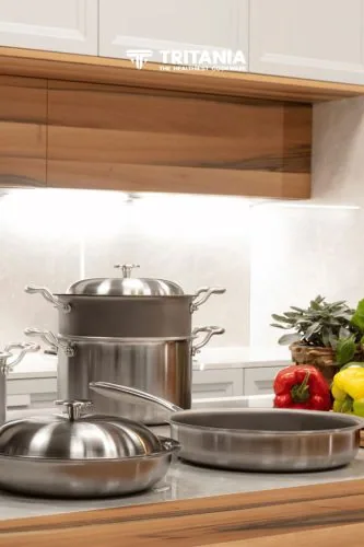 Pentole in acciaio in una cucina, campagna Tritania, casalinghi